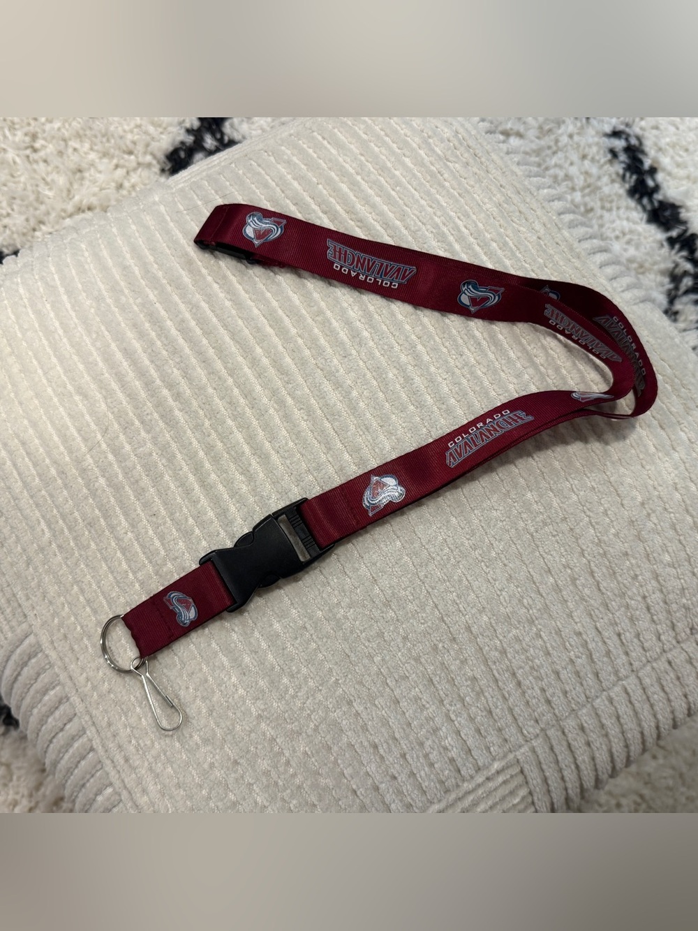 Colorado Avalanche NHL Breakaway Lanyard Keychain ID Badge Holder Detachable - Picture 2 of 5